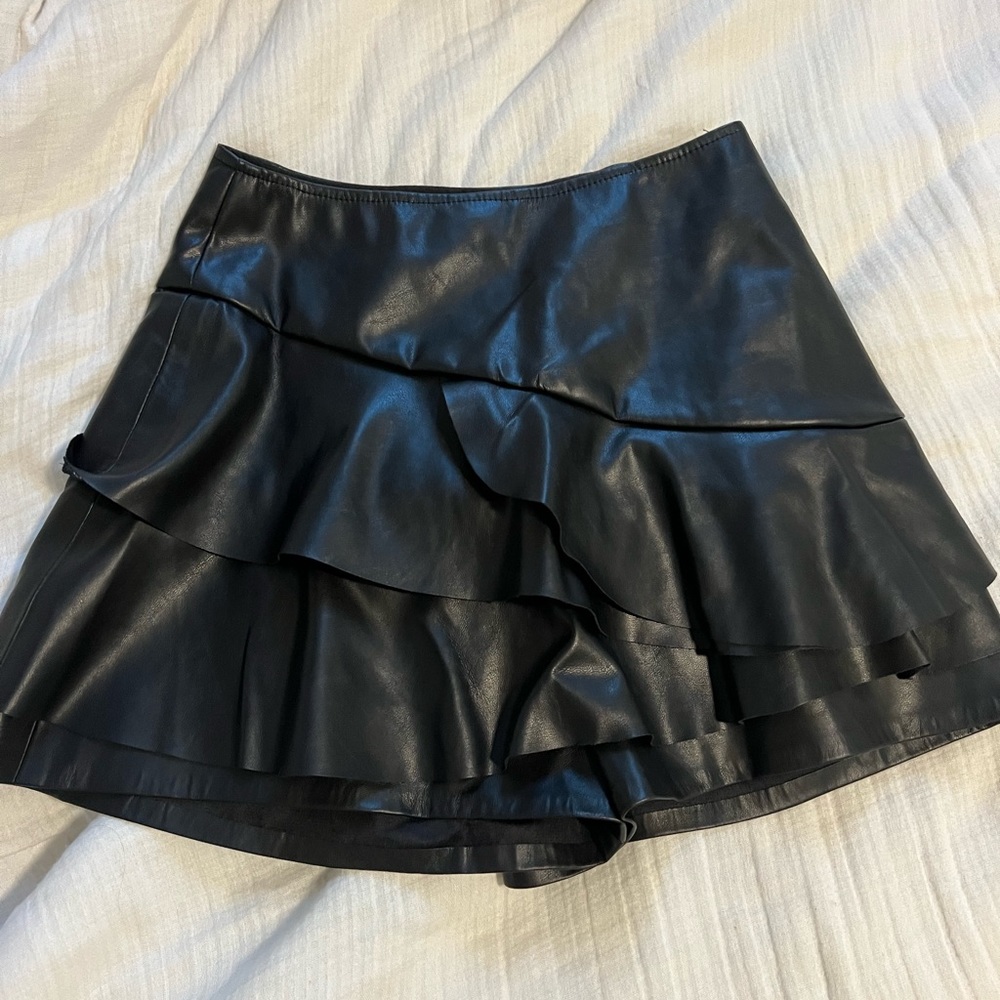 black leather skirt!!